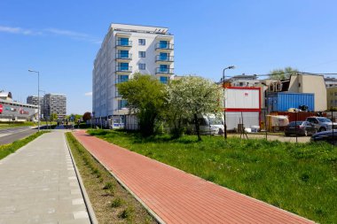 Varşova, Polonya - 9 Mayıs 2021: Güneşli bir bahar gününde inşa halinde olan yeni bir apartman. Bu bina yerel olarak Goclaw olarak bilinen bir konutun bir parçası.
