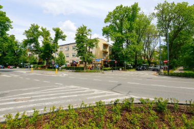 Varşova, Polonya - 24 Mayıs 2021: Saska Kepa adlı malikanenin ana caddesi boyunca genel görüş. Burada bir sürü ağaç var ve ayrıca konut binaları da var..