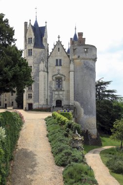 Montreuil-Bellay, Fransa - 13 Haziran 2010: Bu ortaçağ şatosu Loire Vadisi 'ndeki birçok ortaçağ şatosundan biridir ve Fransa' nın tanınmış bir anıtıdır..