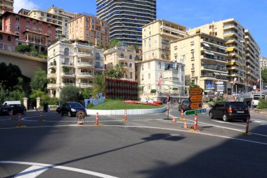 Monte-Carlo, Monaco - Haziran 06, 2009: Güneşli bir günde binalar ve caddeler görülür. Geleneksel mimari modern mimariyle bir arada..