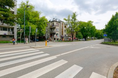 Varşova, Polonya - 24 Mayıs 2021: Saska Kepa adlı malikanenin ana caddesi boyunca genel görüş. Burada bir sürü ağaç var ve ayrıca konut binaları da var.