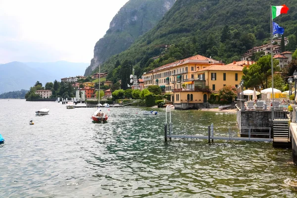 2009年7月12日 イタリア メナッジョ湖のすぐそばに建物があり 湖には桟橋やボートがある 丘はもう少し離れています — ストック写真