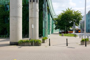 Varşova, Polonya - 19 Temmuz 2021: Varşova Üniversitesi Kütüphanesi 'nin (BUW) etkileyici binası. Bu binanın modern mimarisi şehrin turistik merkezi ve simgesidir.