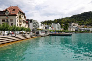 Brunnen, İsviçre - 28 Ağustos 2020 Lucerne Gölü ve hemen kıyıdaki kasaba binaları. Geniş merdivenler göle açılıyor ve küçük bir liman da var..