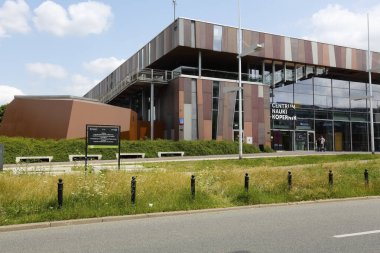 Varşova, Polonya - 19 Temmuz 2021: Modern bina Kopernik Bilim Merkezi 'ne ev sahipliği yapmaktadır. Şehrin bu turistik merkezi ve simgesi Powisle bölgesinde yer almaktadır..