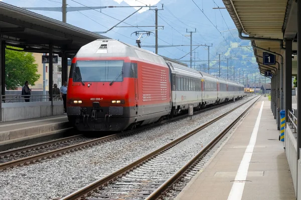 Fluelen Švýcarsko Srpna 2020 Vlak Švýcarských Federálních Drah Zastavil Nádraží — Stock fotografie
