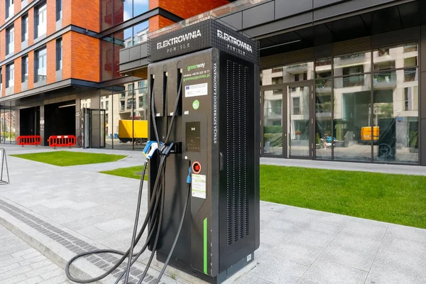 Varsó Lengyelország 2021 Július Elektromos Autó Töltőállomás Közeli Parkolók Járdájára — Stock Fotó