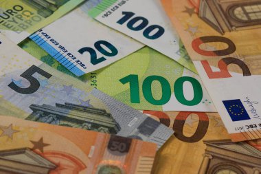 Yan yana Avrupa Birliği banknotları var. Euro banknotları kağıttan değil, dayanıklılıklarını artırmak için saf pamuk lifinden yapılmıştır..
