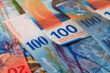 İsviçre frangının yeni ve önceki sayısının banknotları yan yana..
