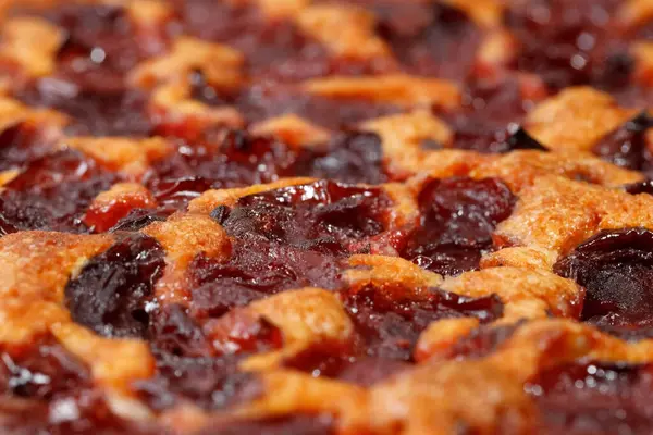 Üstü kirazlı ev yapımı turtanın üst yüzeyi..