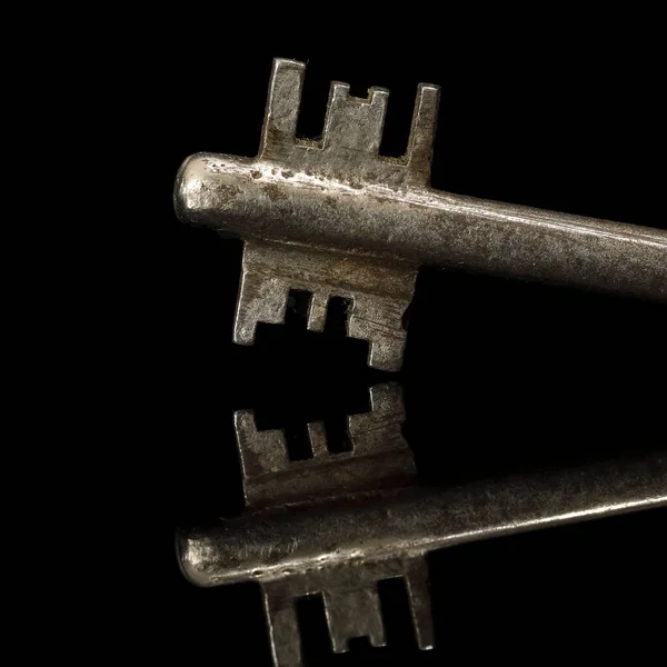 Старый Ненужный Ключ Черном Фоне — стоковое фото
