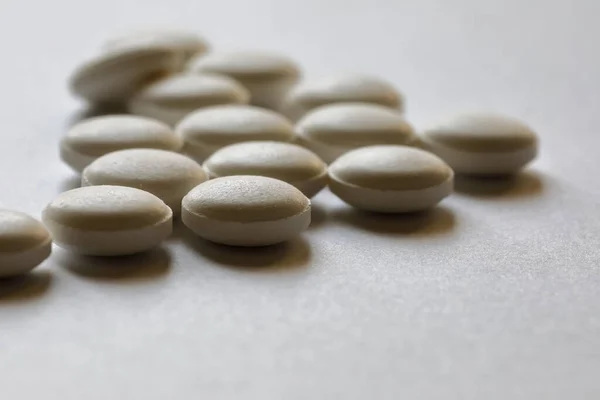 Tablety Stejného Tvaru Jsou Roztroušeny Povrchu Bílého Papíru — Stock fotografie