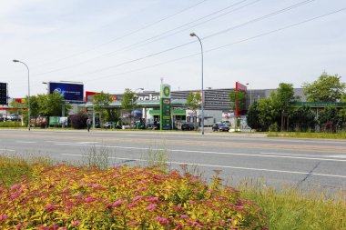 Varşova, Polonya - 15 Haziran 2021: BP Benzin İstasyonu küresel bir petrol ve gaz şirketleri grubuna ait, BP ağı yıllardır Polonya 'da mevcut, burada Goclaw konutlarında görülmektedir.