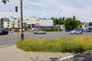 Varşova, Polonya - 15 Haziran 2021: Goclaw adında yerel bir konutta caddelerin kesiştiği yer. Caddenin karşısında bazı binalar var..