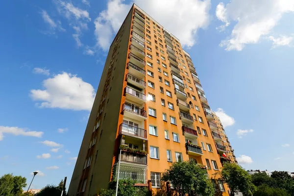 Varşova Polonya Ağustos 2021 Birçok Ailenin Barındığı Uzun Bir Apartman — Stok fotoğraf