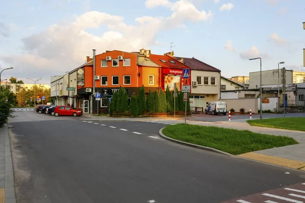 폴란드 바르샤바 2021 고우로에 단지의 건물들 석양에 서서히 태양의 색깔로 — 스톡 사진