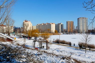 Varşova, Polonya - 31 Ocak 2021: Goclaw adı verilen bu yerleşim alanı, güneşli bir kış gününde burada görülebilen park arazisi ve gölü içerir..