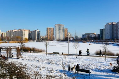 Varşova, Polonya - 31 Ocak 2021: Goclaw adı verilen bu yerleşim alanı, güneşli bir kış gününde burada görülebilen park arazisi ve gölü içerir..