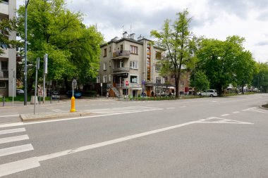 Varşova, Polonya - 24 Mayıs 2021: Saska Kepa adlı malikanenin ana caddesi boyunca genel görüş. Burada bir sürü ağaç var ve ayrıca konut binaları da var..