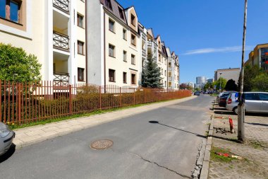 Varşova, Polonya - 9 Mayıs 2021: Dar cadde boyunca üst üste inşa edilmiş çağdaş apartmanlar görebilirsiniz. Bu manzara Goclaw malikanesinde görülebilir..
