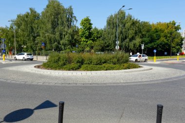 Varşova, Polonya - 7 Eylül 2021: Bir trafik çemberi kavşağı, Kamionek adında bir yerleşim bölgesinde görebilirsiniz. Kavşağın arkasında ağaçlar var..