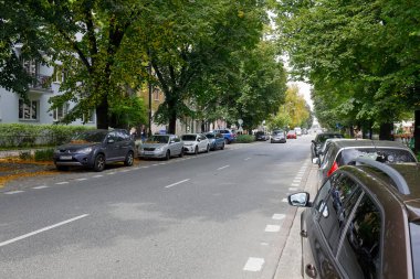 Varşova, Polonya - 13 Eylül 2021: Saska Kepa konut bölgesi üzerinden ana cadde. Caddenin iki tarafına da arabalar park edilmiş durumda ve şu anda çok az trafik var..