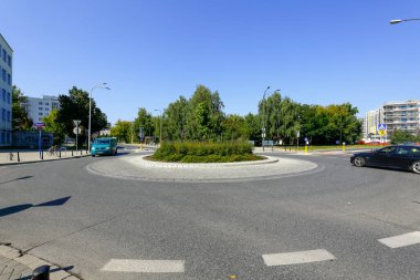Varşova, Polonya - 7 Eylül 2021: Bir trafik çemberi kavşağı, Kamionek adında bir yerleşim bölgesinde görebilirsiniz. Kavşağın arkasında ağaçlar ve binalar var..