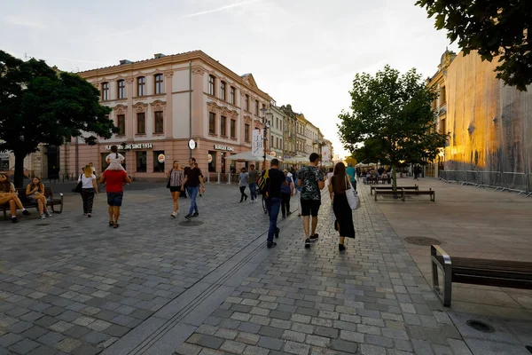 ポーランド リュブリン 2021年9月10日 夕暮れ時 人々は旧市街の近くを走る広い遊歩道を散歩します — ストック写真