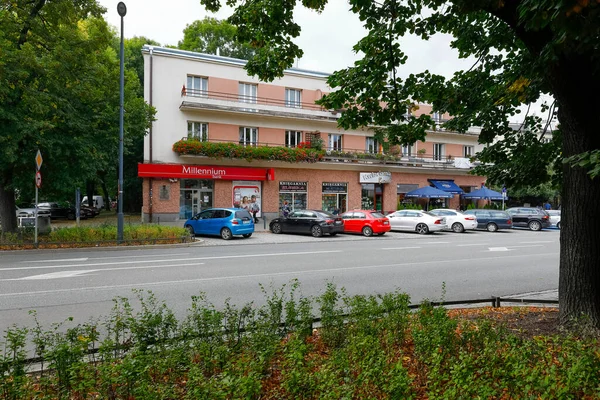 Warszawa Polska Września 2021 Drugiej Stronie Ulicy Zaparkowano Samochody Przed — Zdjęcie stockowe