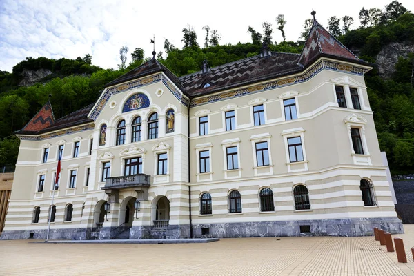 Het regeringsgebouw in vaduz — Stockfoto