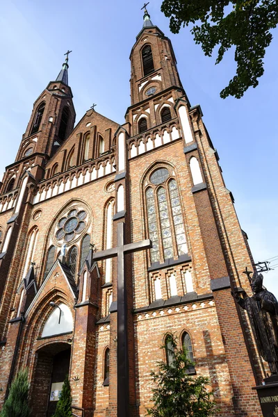 Neo-gotiskt utforma kyrka i sadowne i Polen — Stockfoto