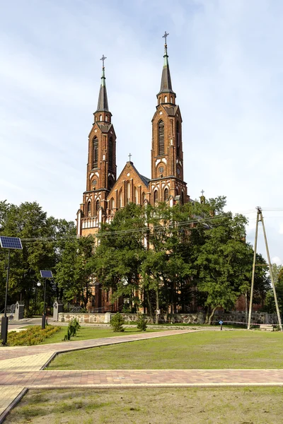 Neo-gotiskt utforma kyrka i sadowne, Polen — Stockfoto
