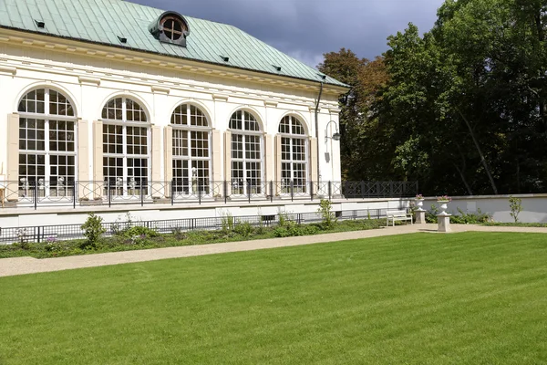 Orangery velho em Lazienki em Varsóvia, na Polônia — Fotografia de Stock