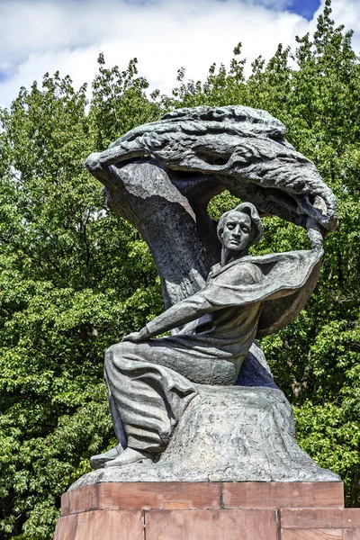 Monument to Chopin in Warsaw's Lazienki, Poland — Stock Photo, Image