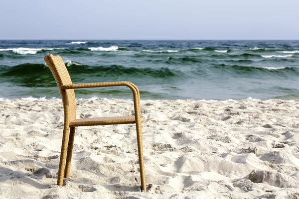 Una sedia su una spiaggia vuota — Foto Stock