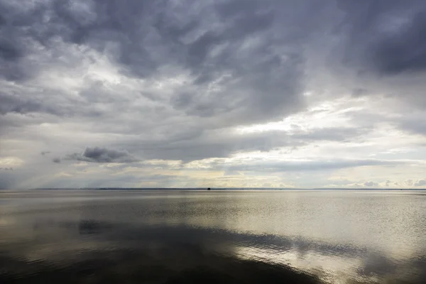 Темные воды залива Пак — стоковое фото