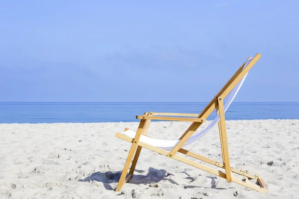 Chaise de plage est seul — Photo