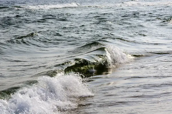 Балтийские воды под утренним солнцем — стоковое фото