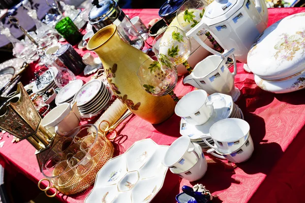 Oude porseleinen servies voor verkoop in nice in Frankrijk — Stockfoto