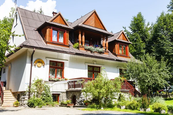 Villa gemaakt van hout en baksteen in Zakopane — Stockfoto