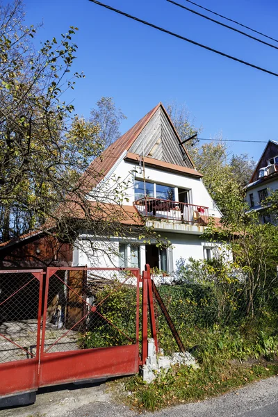 Huis bedekt met een schuin dak in Zakopane — Stockfoto