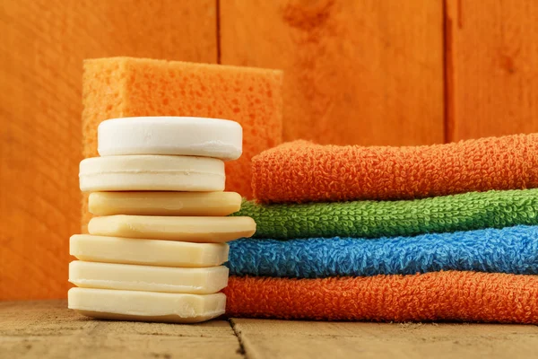 Seifen, Handtücher und Schwamm — Stockfoto