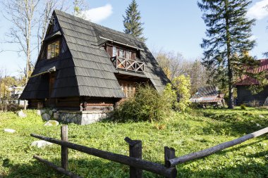Eğimli çatılar, Zakopane ile küçük bina