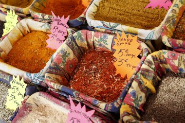 Baharat Cours Saleya satışa maruz