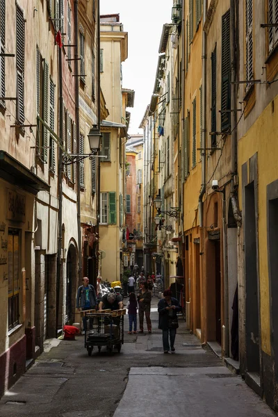 Узкая улица Старого города в Ницце, Франция — стоковое фото