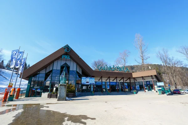 グバウフカ山にケーブルカーの下駅 — ストック写真