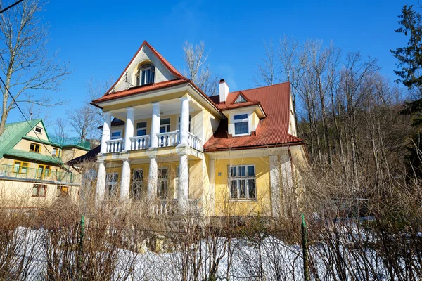 Hecho de casa residencial de ladrillo en Zakopane —  Fotos de Stock