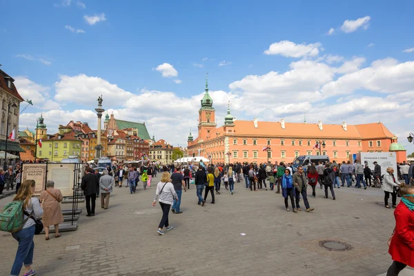 Tourists and residents arrives at the square — Stock Photo, Image