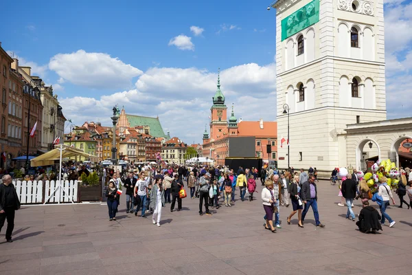 Azonosítatlan turisták és a helyiek a téren — Stock Fotó