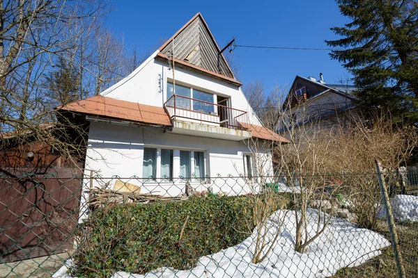 Casa cubierta con un techo inclinado — Foto de Stock